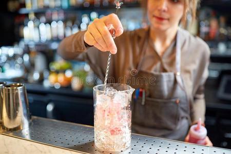 酒吧间销售酒精饮料的人和鸡尾酒喜欢制造事端的人和玻璃在条照片