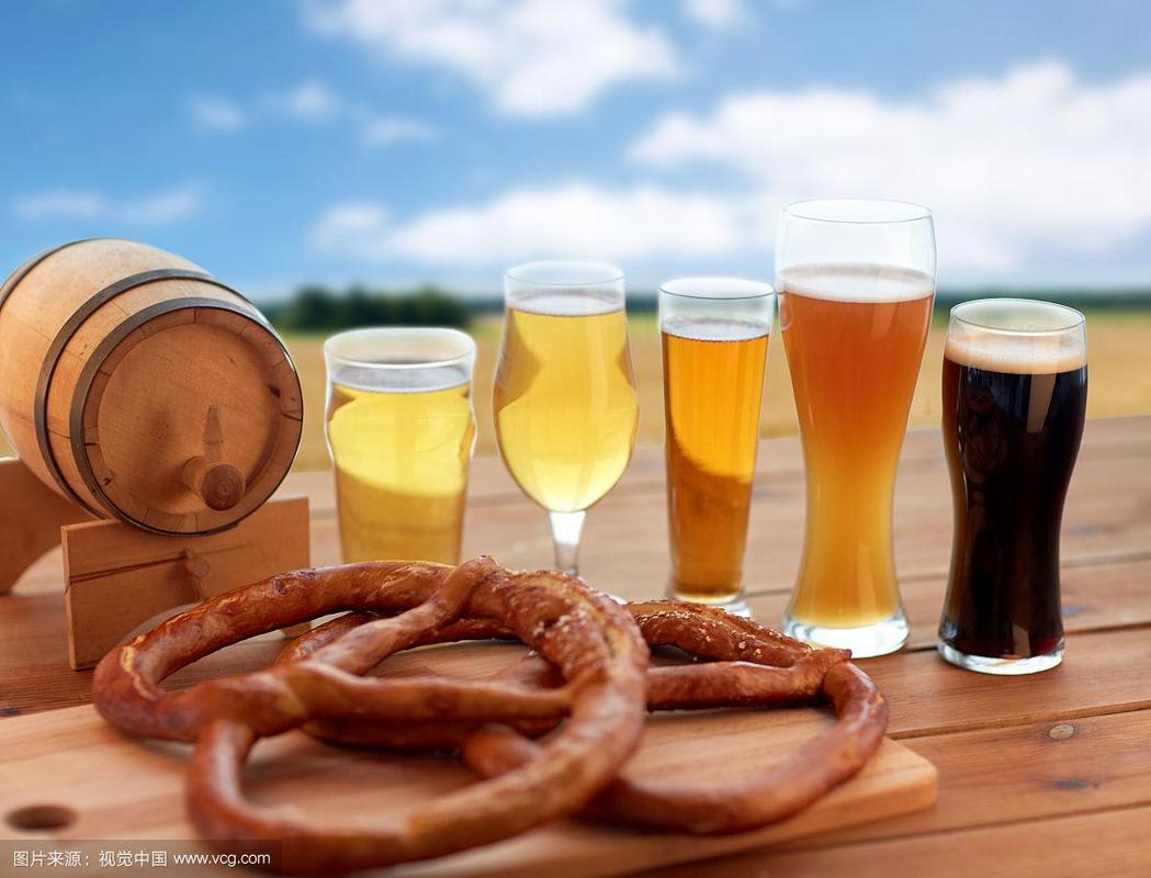 啤酒厂,酒精饮料和食品概念-不同类型的啤酒在玻璃杯,木桶和椒盐卷饼